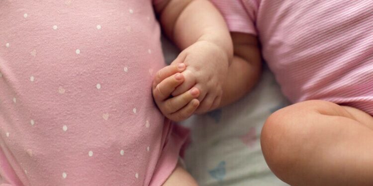 Двойное чудо: молодая женщина родила дома двух близнецов