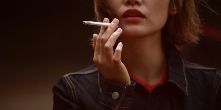 Незаконная торговля сигаретами резко возросла во Франции и Нидерландах, вызвав тревогу из-за провалов политики