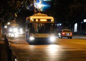 В Кишиневе в одном из троллейбусов полицейский получил ножевое ранение