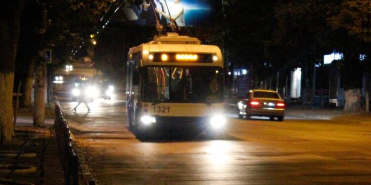 В Кишиневе в одном из троллейбусов полицейский получил ножевое ранение