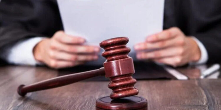 Обещал повлиять на отмену ареста. Мужчину приговорили к двум годам за торговлю влиянием