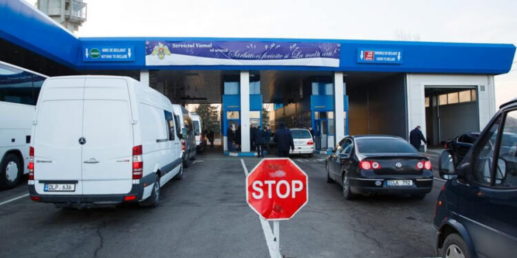 Молдаван, путешествующих на машине в Румынию, с августа обяжут платить двойную ровиньету