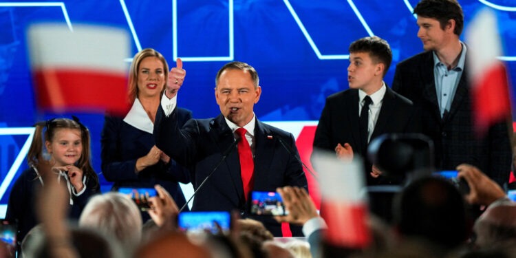 Навроцкий победил на президентских выборах в Польше