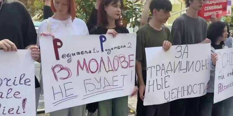 «Кишинев — не для гей-парадов». Протест молодежного крыла Блока «Победа» у представительства ЕС | VIDEO