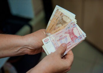 PAS обещала экономить, а тратит миллионы: Зарплаты госчиновников снова выросли | VIDEO