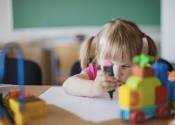 Эксперт: Молдове грозит катастрофа — половина детей, родившихся в 2004 году, покинули страну | VIDEO