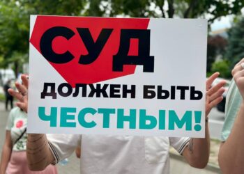 «Суды — под давлением PAS»: протестующие у суда Буюкан обвинили власть в заказе дела против Евгении Гуцул и Светланы Попан