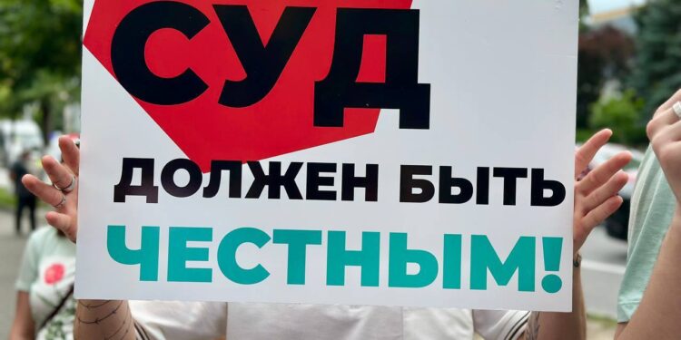 «Суды — под давлением PAS»: протестующие у суда Буюкан обвинили власть в заказе дела против Евгении Гуцул и Светланы Попан