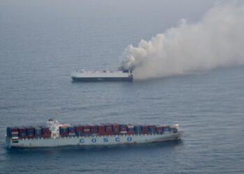 Всему виной электрокар: в океане горит судно с 3000 авто на борту