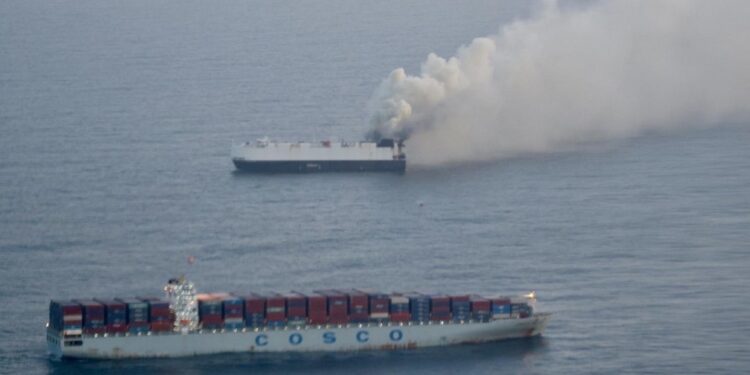 Всему виной электрокар: в океане горит судно с 3000 авто на борту