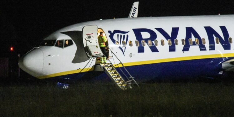 Самолет Ryanair попал в турбулентность и аварийно сел в Баварии. Пострадали девять человек