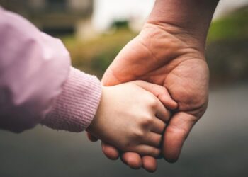 Алиса, девочка, жестоко избитая собственной матерью, останется под опекой отца