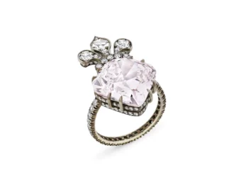 Розовый бриллиант дочери Марии-Антуанетты продали за почти $14 млн