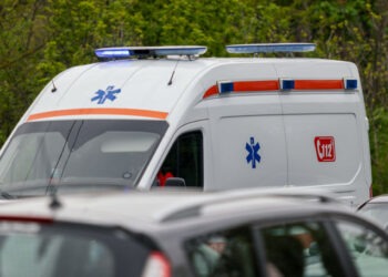 O fetiță a ajuns la spital după ce a fost lovită de o mașină pe trotuar