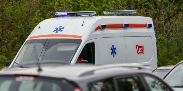 O fetiță a ajuns la spital după ce a fost lovită de o mașină pe trotuar