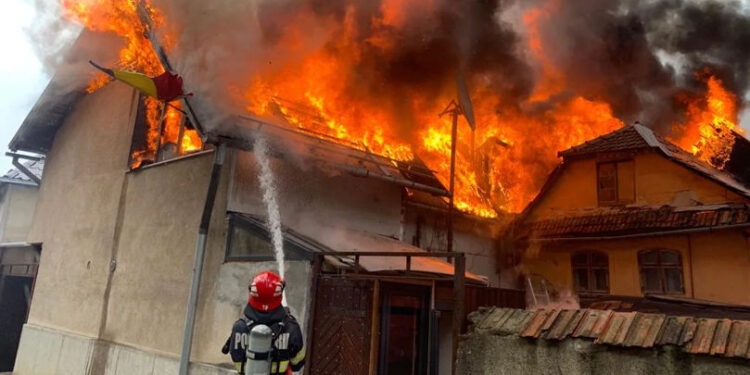 Incendiu în toiul nopții la Cahul: O familie și-a pierdut casa