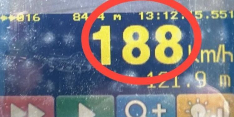 Полиция остановила двух лихачей: Один из них разогнался до 188 км/ч