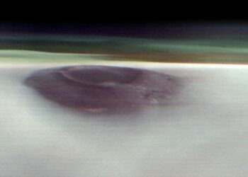 NASA показала редкое фото марсианского вулкана, пробивающегося сквозь облака