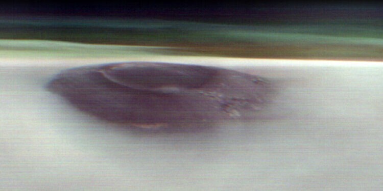 NASA показала редкое фото марсианского вулкана, пробивающегося сквозь облака