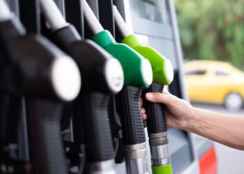 Carburanții se scumpesc alarmant. Experții avertizează:Urmează valuri de șoc economic