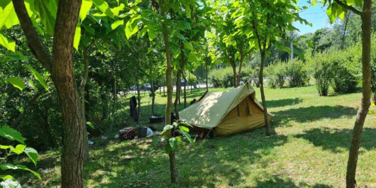 Persoane evacuate dintr-un spațiu public ocupat ilegal în Chișinău