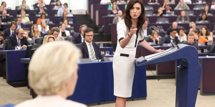 „Chipul distrugerii Europei” – Ursula von der Leyen, acuzată dur de o deputată poloneză
