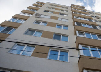 Femeie de 52 de ani a căzut de la etajul doi în sectorul Buiucani, internată la spital