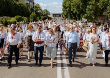 Парад национальных костюмов в центре Оргеева и большой концерт в OrheiLand: фольклорный праздник стал главным событием выходных в Молдове
