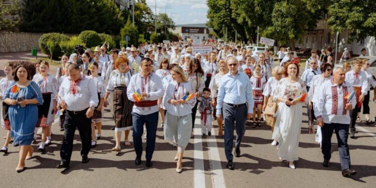 Парад национальных костюмов в центре Оргеева и большой концерт в OrheiLand: фольклорный праздник стал главным событием выходных в Молдове