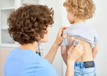 Tot mai mulți copii ajung la urgență cu tulburări digestive și febră. Cei mai afectați sunt copiii cu vârsta sub 5 ani