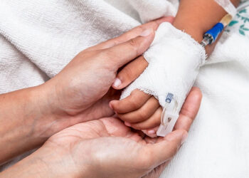 Un copil de un an, la spital după ce a fost opărit cu apă fierbinte