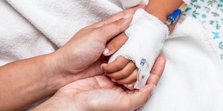 Un copil de un an, la spital după ce a fost opărit cu apă fierbinte