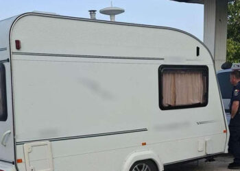 Moldovean cercetat în România după ce a fost prins cu o rulotă radiată și cu număr fals