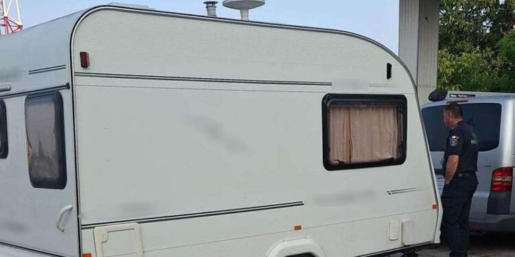 Moldovean cercetat în România după ce a fost prins cu o rulotă radiată și cu număr fals