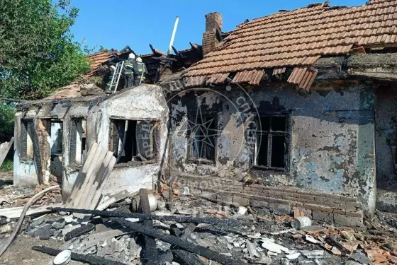 Casă mistuită de flăcări în Uiutnoe: o bătrână a rămas sub cerul liber