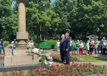 La aniversarea nașterii lui Pușkin, blocul „Victorie” a depus flori la bustul poetului din capitală