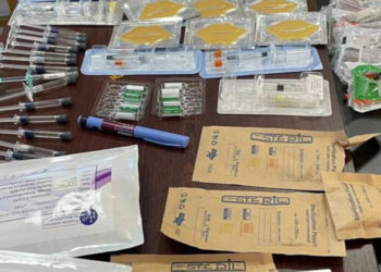 Produse injectabile și ustensile medicale, ascunse într-un bagaj la vamă