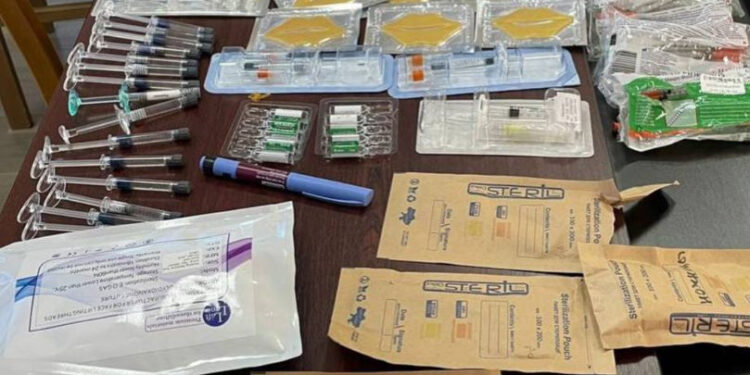 Produse injectabile și ustensile medicale, ascunse într-un bagaj la vamă