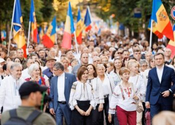 „Marșul Suveranității” – cu oameni aduși organizat cu microbuze și ordine transmise de la centru