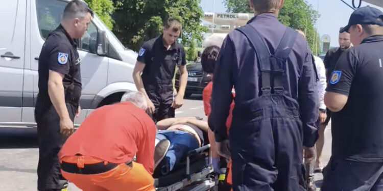 Accident la Grătiești: Un motociclist a ajuns la spital după ce a fost lovit de un automobil