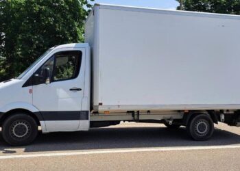 Un bătrân de 77 de ani, prins la frontieră cu o mașină furată: Aducea automobilul în țară „la rugămintea fiului său”