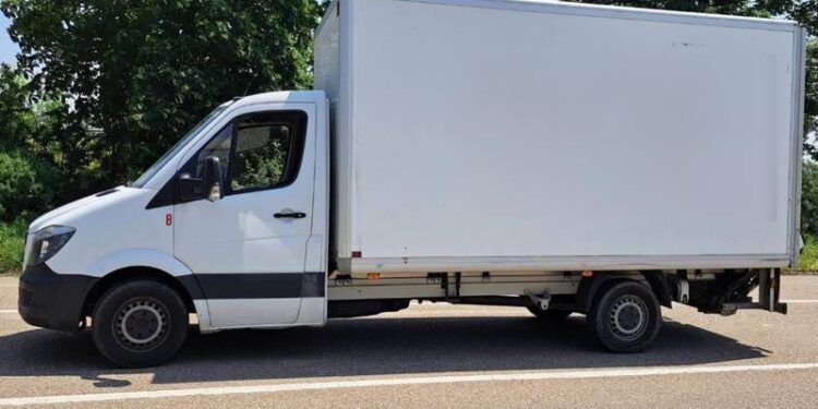 Un bătrân de 77 de ani, prins la frontieră cu o mașină furată: Aducea automobilul în țară „la rugămintea fiului său”