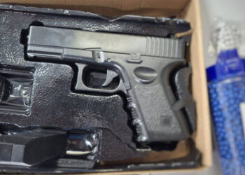 Armă depistată în valiză: Moldovean de 28 de ani, verificat cu scannerul vamal