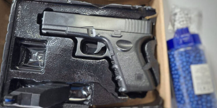 Armă depistată în valiză: Moldovean de 28 de ani, verificat cu scannerul vamal