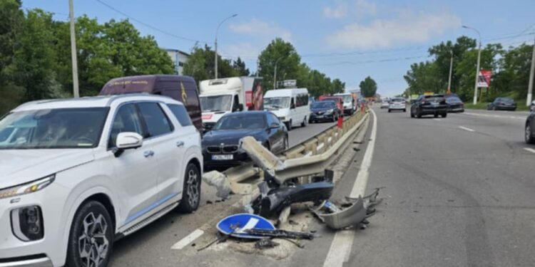 Accident grav la Ialoveni: Patru mașini, distruse după ce un șofer a virat fără să se asigure