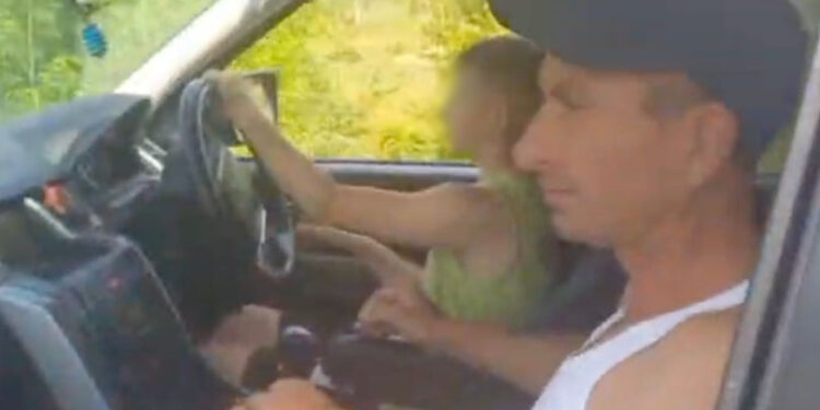 Un copil a fost surprins conducând o mașină în Ialoveni: Era la un pas de a provoca un accident