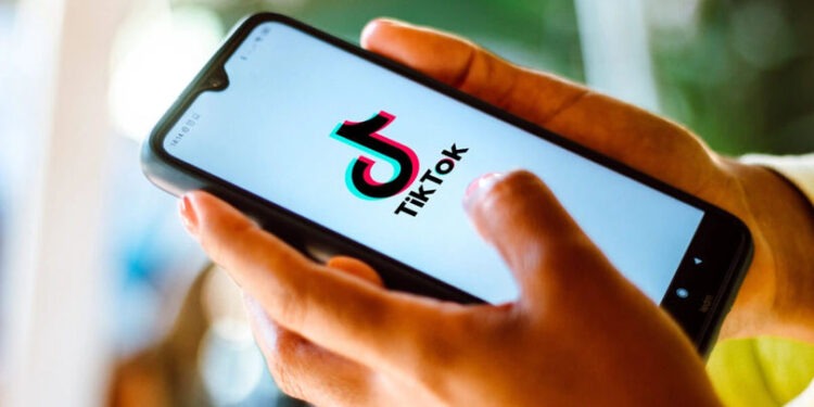 Influenceriță din Ungaria a murit după o provocare pe TikTok: și-a dat foc în direct