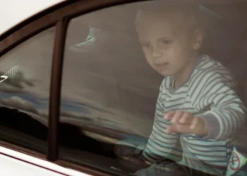 Copii în pericol, lăsați singuri în mașini: Intervenții de urgență în Chișinău