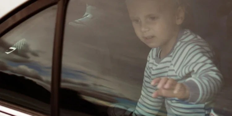 Copii în pericol, lăsați singuri în mașini: Intervenții de urgență în Chișinău