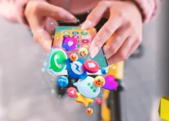 Sondaj iData: Televiziunea pierde teren, tot mai mulți moldoveni se informează de pe Internet